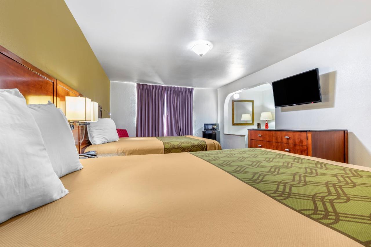 Rose City Inn & Suites Тилер Екстериор снимка